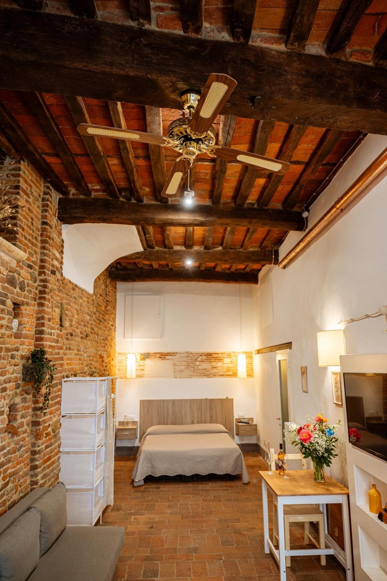 Bed and Breakfast Antica Casa Dei Rassicurati Монтекарло Экстерьер фото