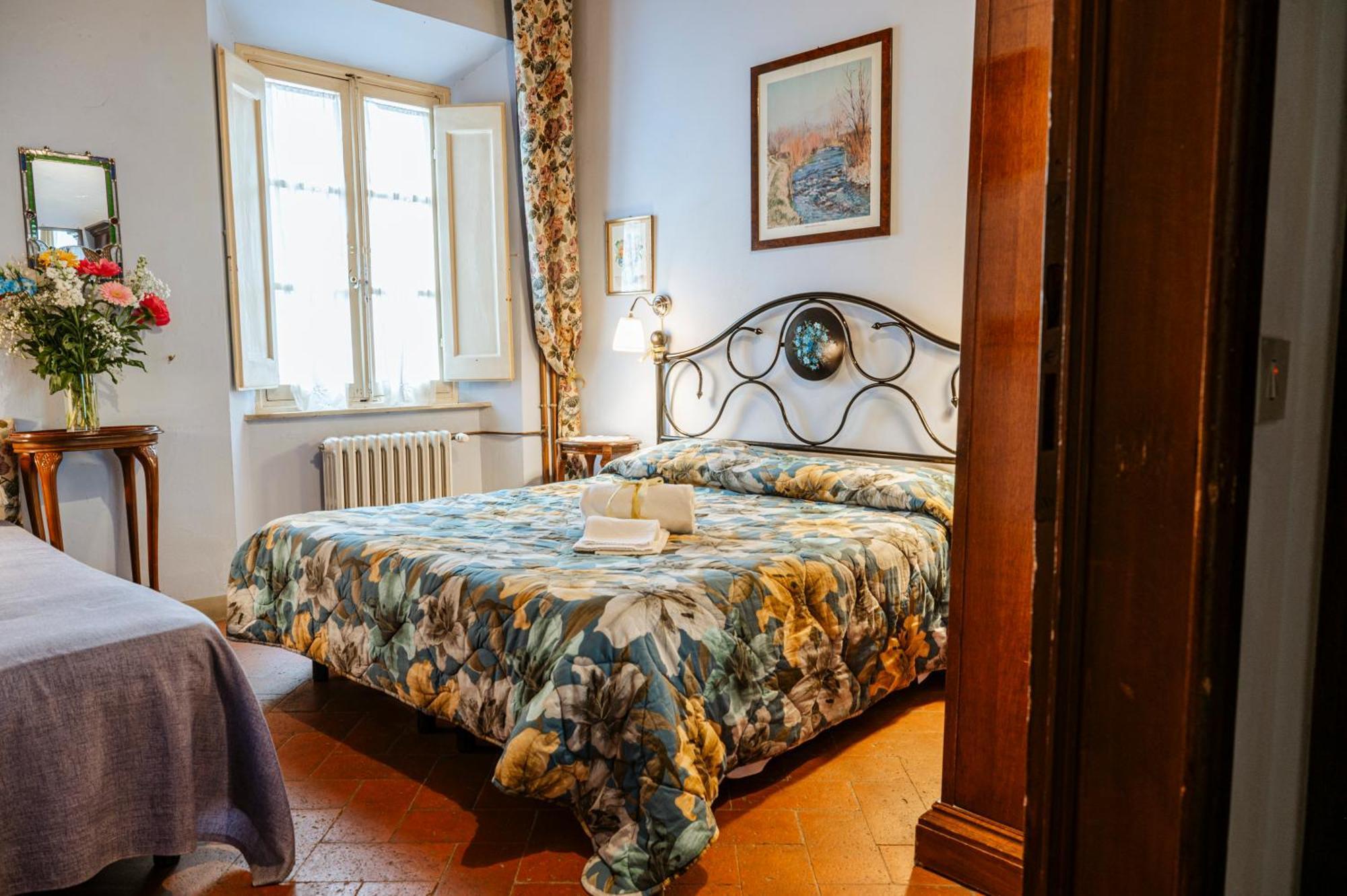 Bed and Breakfast Antica Casa Dei Rassicurati Монтекарло Экстерьер фото