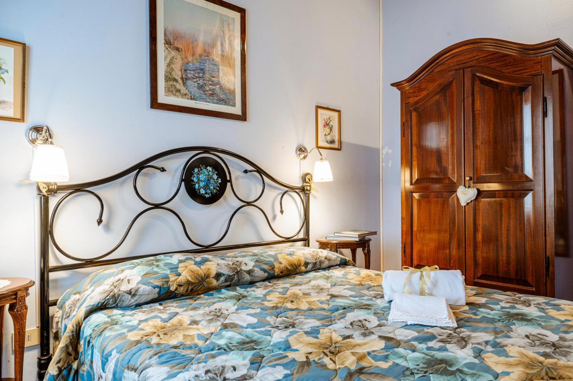 Bed and Breakfast Antica Casa Dei Rassicurati Монтекарло Экстерьер фото