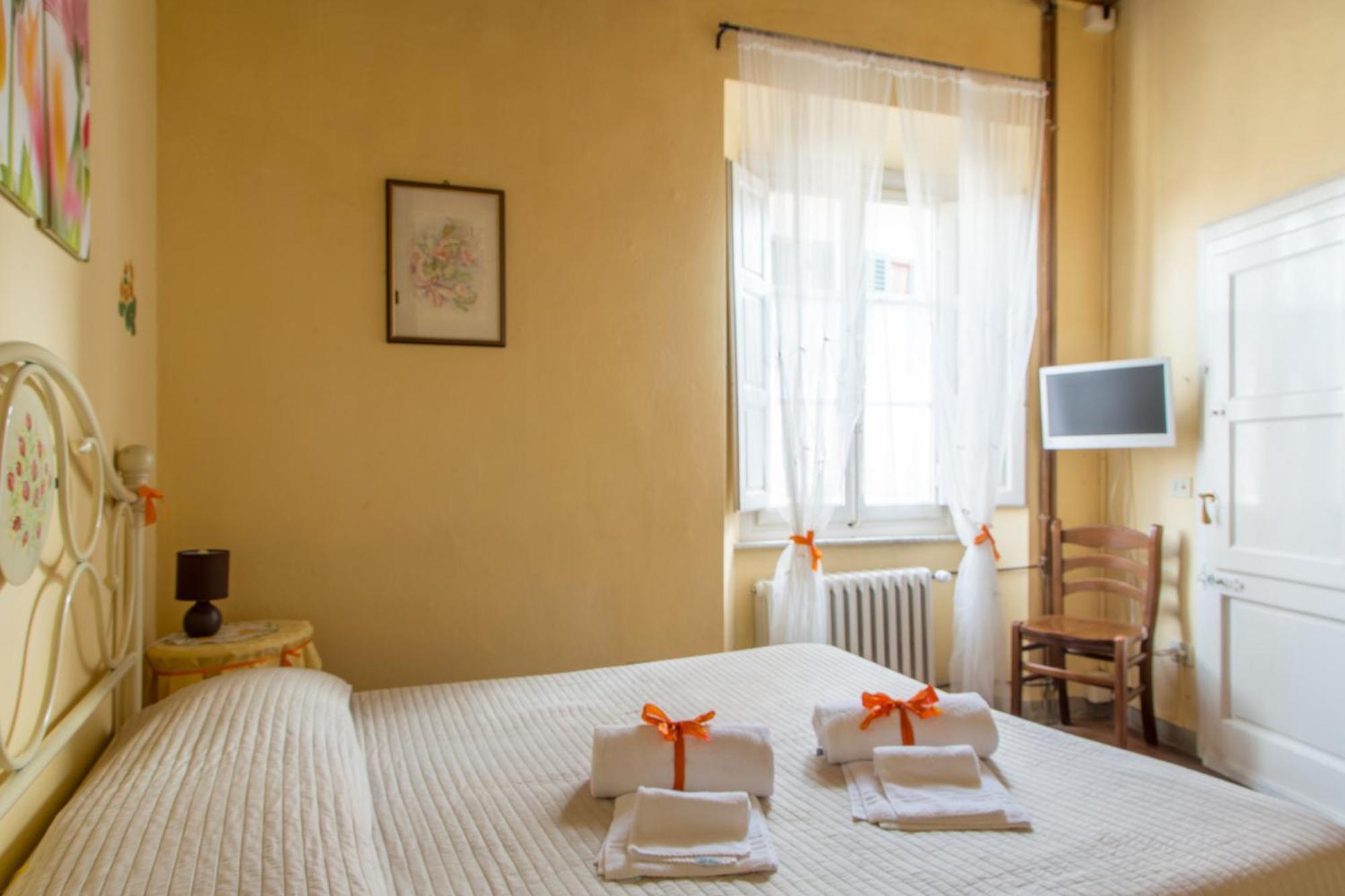 Bed and Breakfast Antica Casa Dei Rassicurati Монтекарло Экстерьер фото