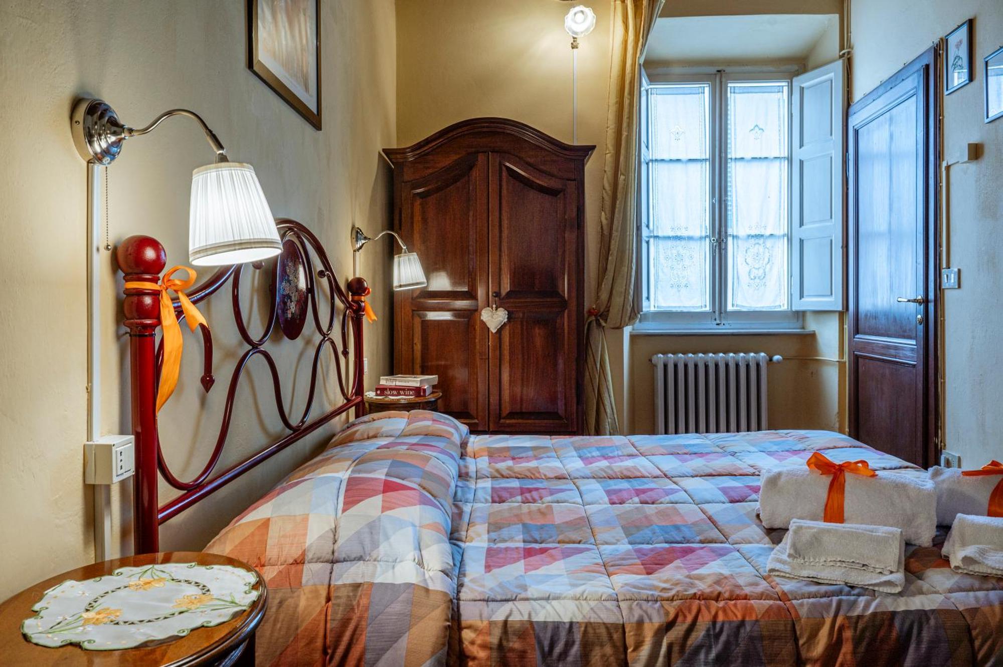 Bed and Breakfast Antica Casa Dei Rassicurati Монтекарло Экстерьер фото