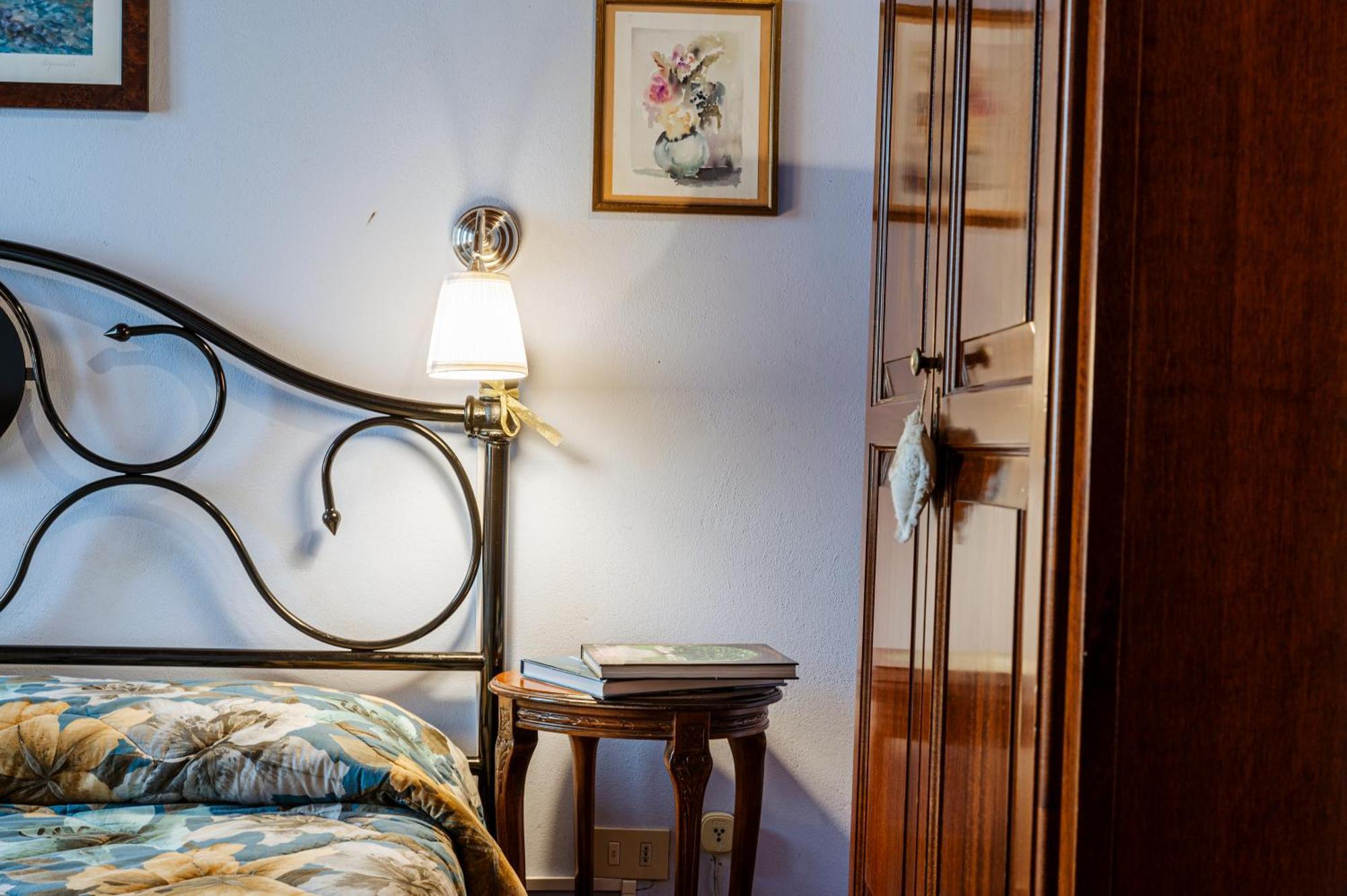 Bed and Breakfast Antica Casa Dei Rassicurati Монтекарло Экстерьер фото