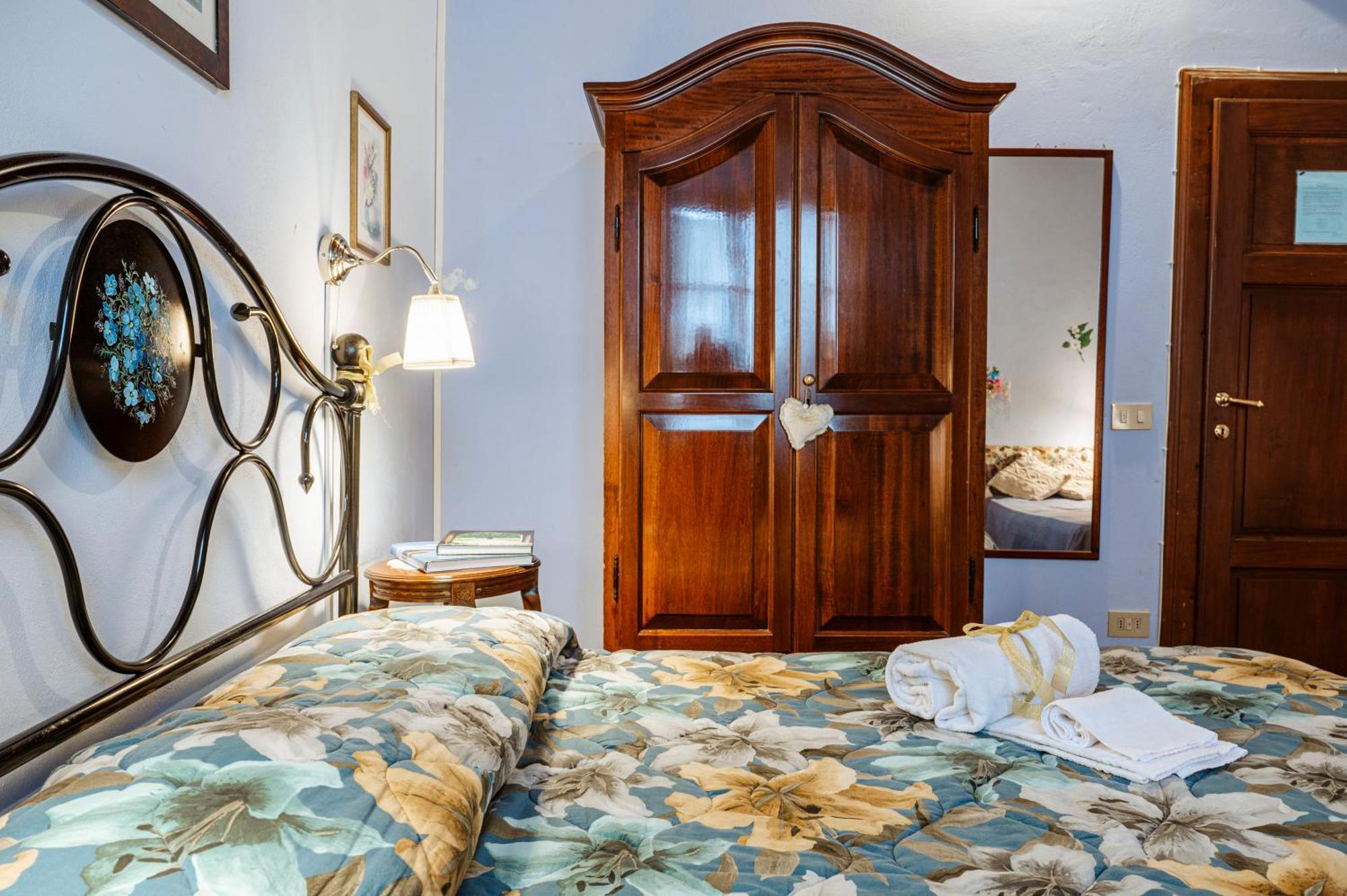 Bed and Breakfast Antica Casa Dei Rassicurati Монтекарло Экстерьер фото